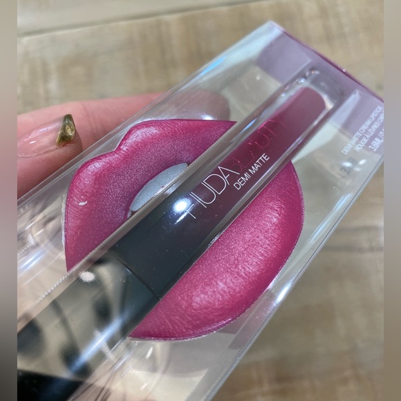 Huda beauty Demi matte cream lipstick gloss nib - Picture 7 of 7